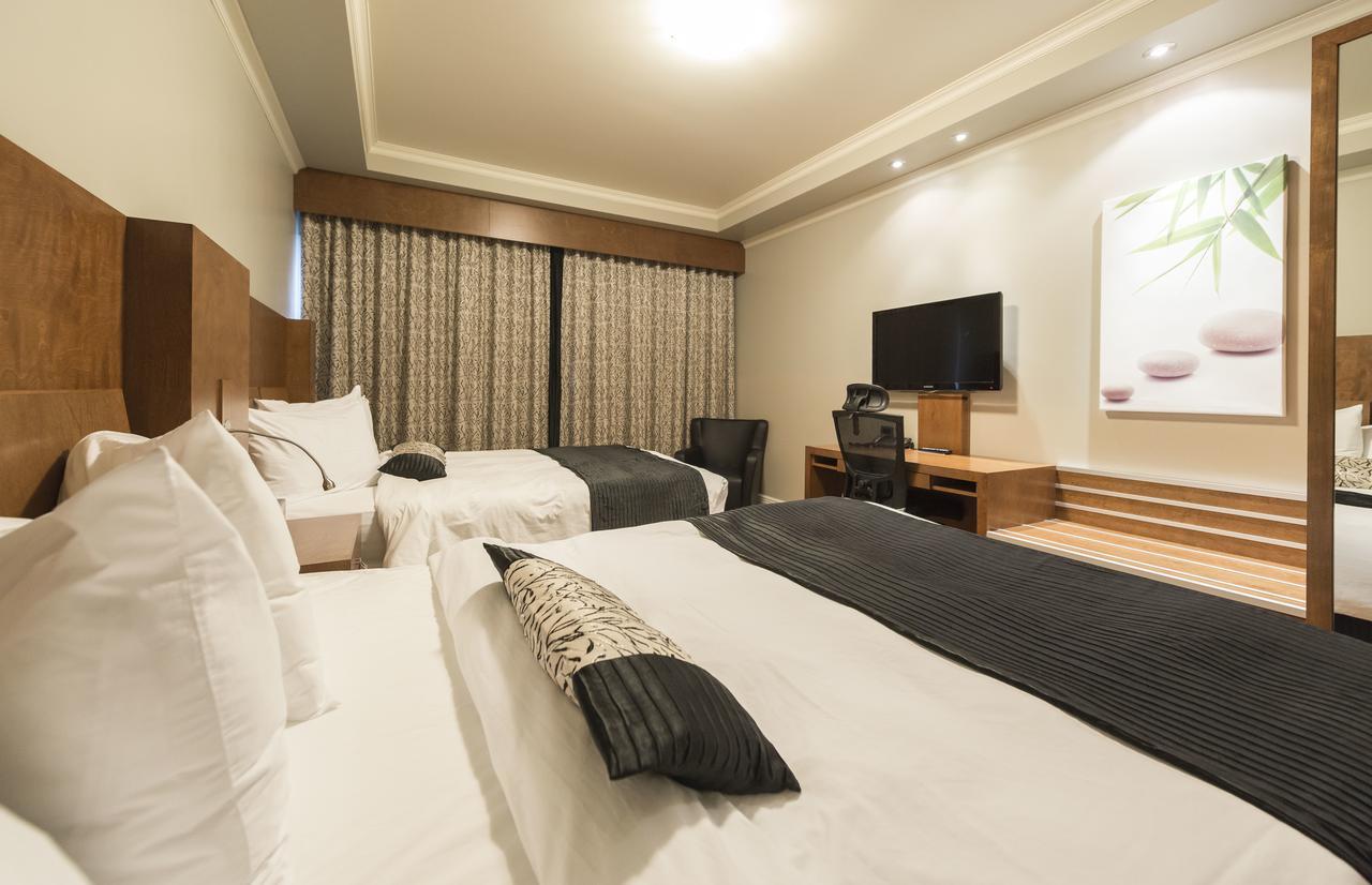Hotel & Suites Le Dauphin Дрюммондвилл Экстерьер фото